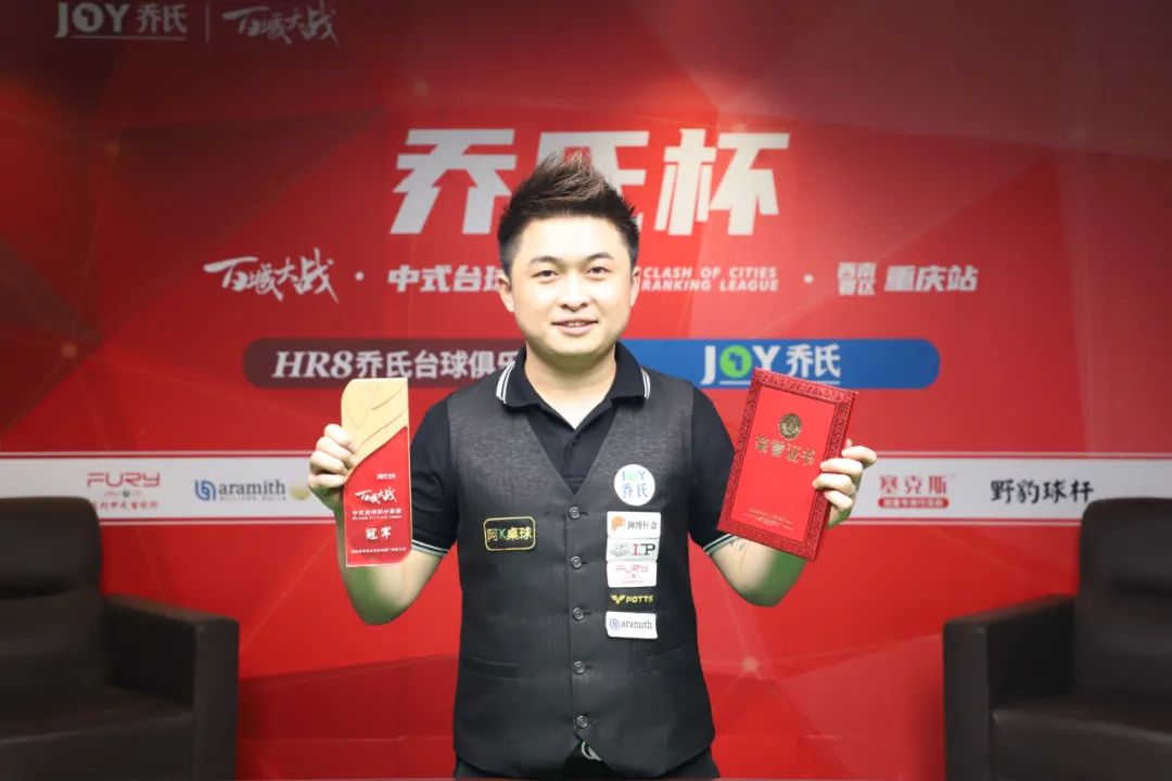 沙特后场长传策动进攻，王大雷及时出击化解.